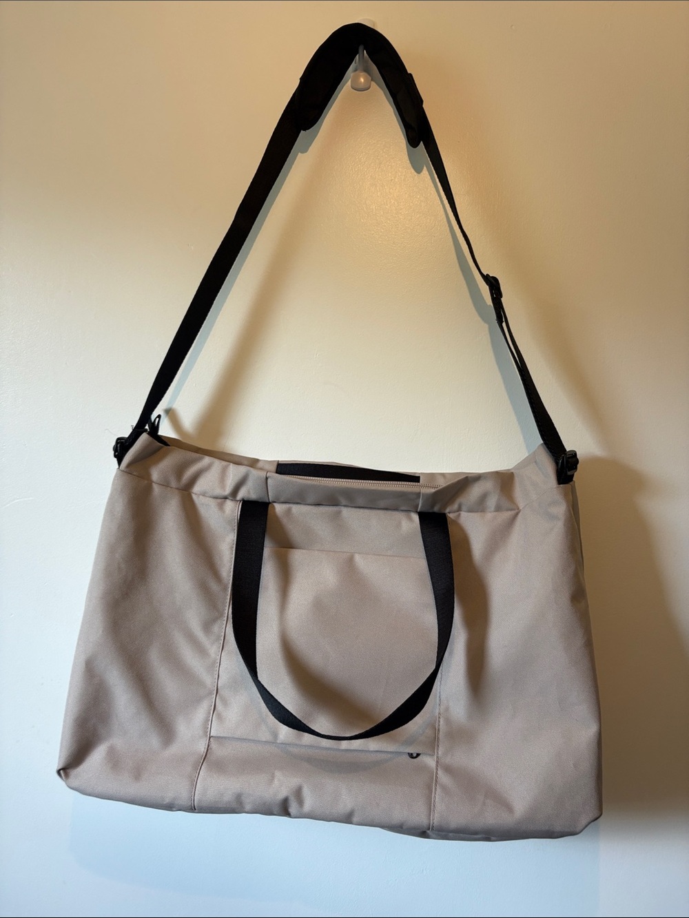 Everlane Renew Transit Weekender Beige Duffle with Black Straps